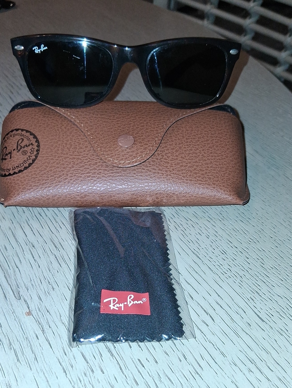 Ray-Ban Wayfarer Sunglasses with Brown Case. Unisex. Size In Pics